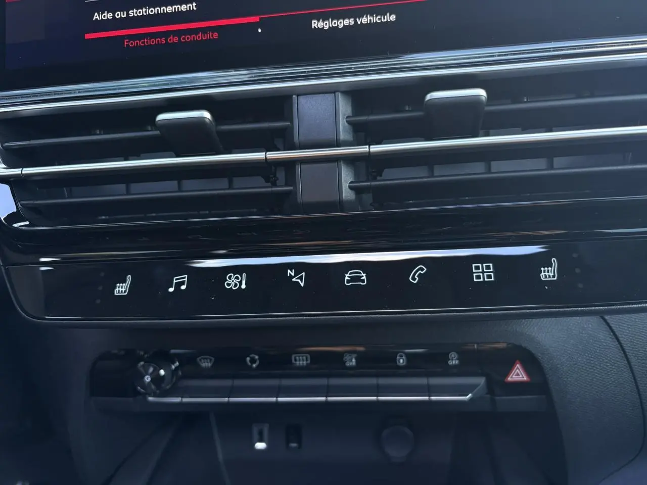 Vue rapprochée de la console centrale noire du Citroën C5 Aircross avec commandes tactiles et aérateurs horizontaux.