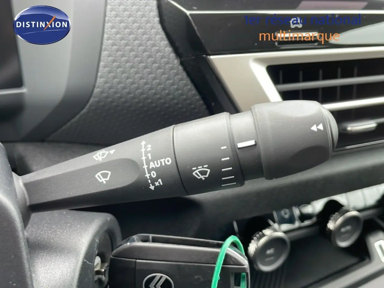 Gros plan sur la commande d’essuie-glace côté gauche dans l’habitacle noir d’une Citroën C4 blanche 2026.