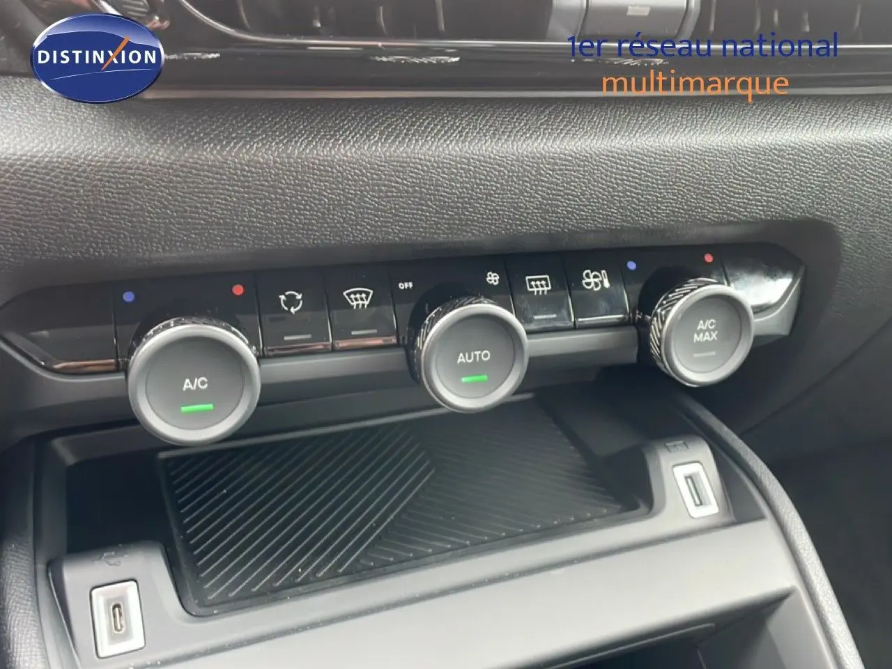 Détail de la console centrale de la Citroën C4 blanche métal 2026, montrant les commandes de climatisation automatique.