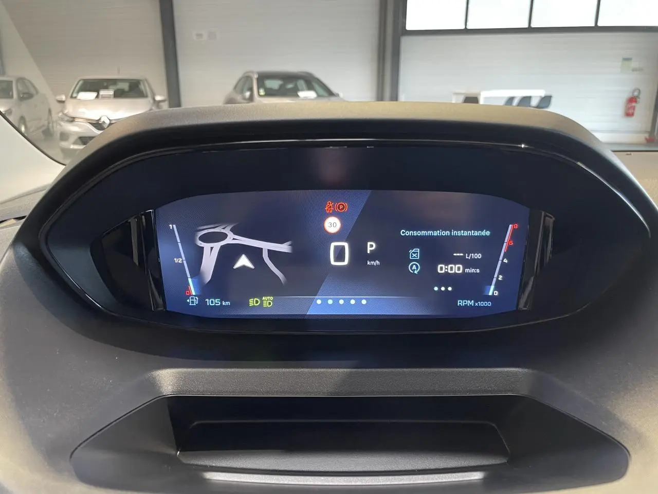 Affichage numérique 10 pouces du combiné de bord du Peugeot Rifter gris Artense, montrant la navigation et les indicateurs.