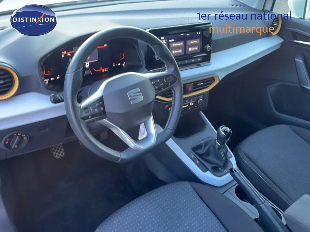 Vue intérieure centrée sur le volant multifonction et la console centrale avec boîte manuelle du SEAT Arona 2025.