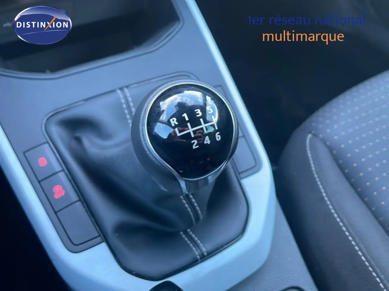 Le levier de vitesse manuel noir du SEAT Arona 2025, entouré de garnitures grises et siège tissu à côté.