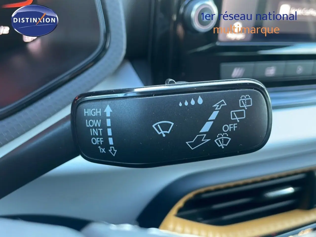 Gros plan sur la commande des essuie-glaces du SEAT Arona 2025, intérieur gris et beige visible en arrière-plan.