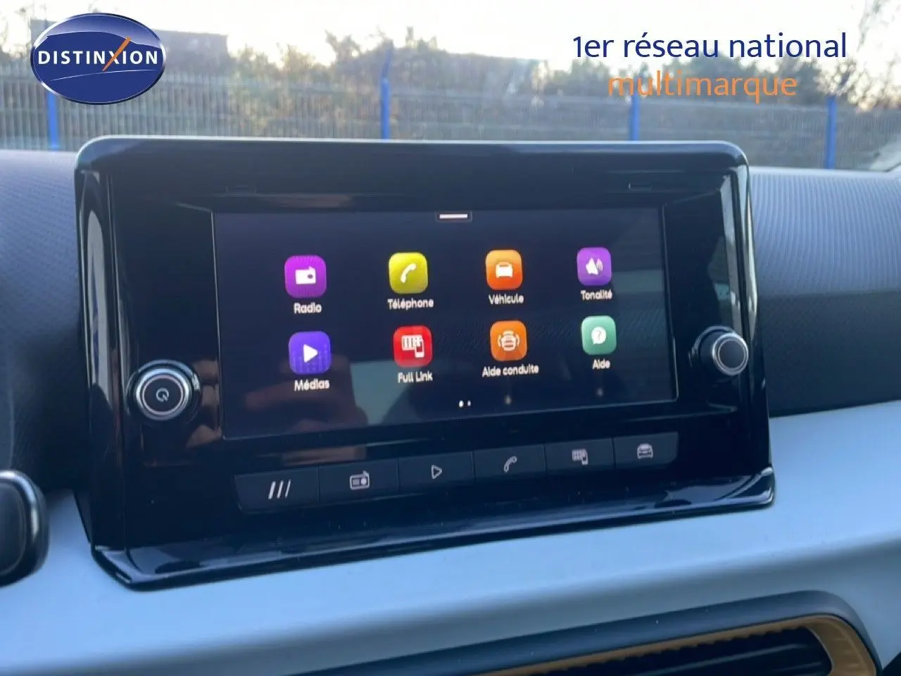 Écran tactile central du tableau de bord du SEAT Arona 2025, affichant les options multimédias et d’aide à la conduite.