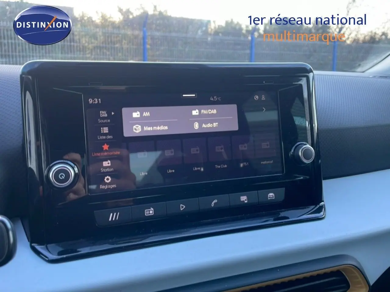 Écran tactile central du tableau de bord du SEAT Arona blanc avec toit gris, affichant les options multimédias.