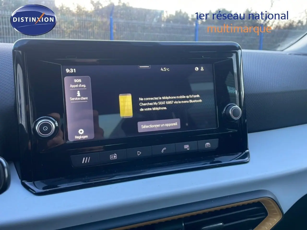 Écran tactile central du tableau de bord du SEAT Arona 2025, avec interface Bluetooth visible, intérieur gris et noir.