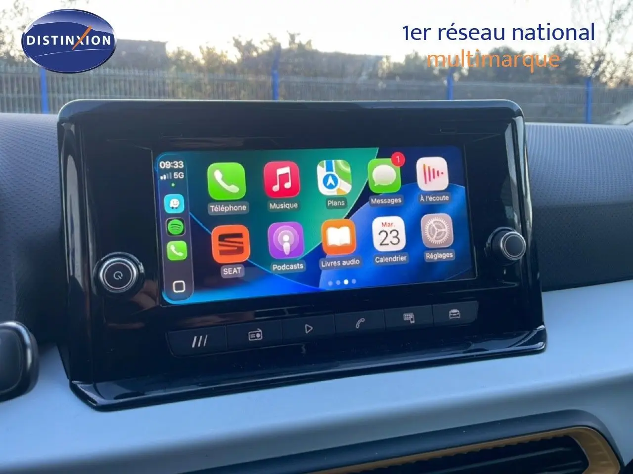 Écran tactile central du tableau de bord du SEAT Arona 2025, affichant les applications connectées.