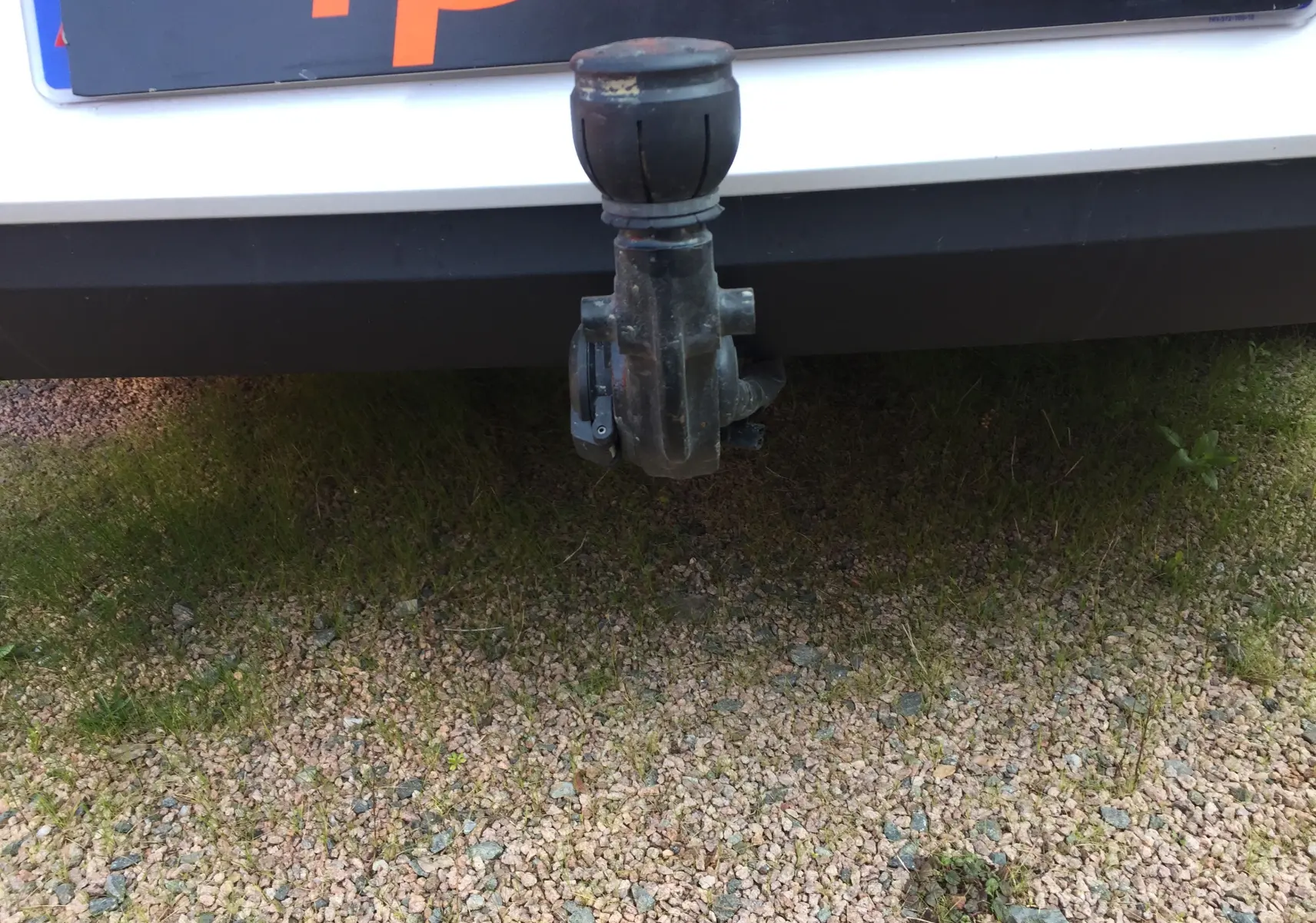 Gros plan sur l'attelage de remorque fixé à l'arrière d'une Opel Insignia Grand Sport blanc nacré de 2017.