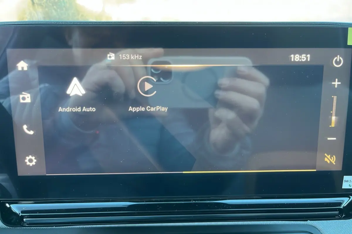 Écran tactile central de la Citroën C3 Aircross 2025 affichant les options Apple CarPlay et Android Auto.