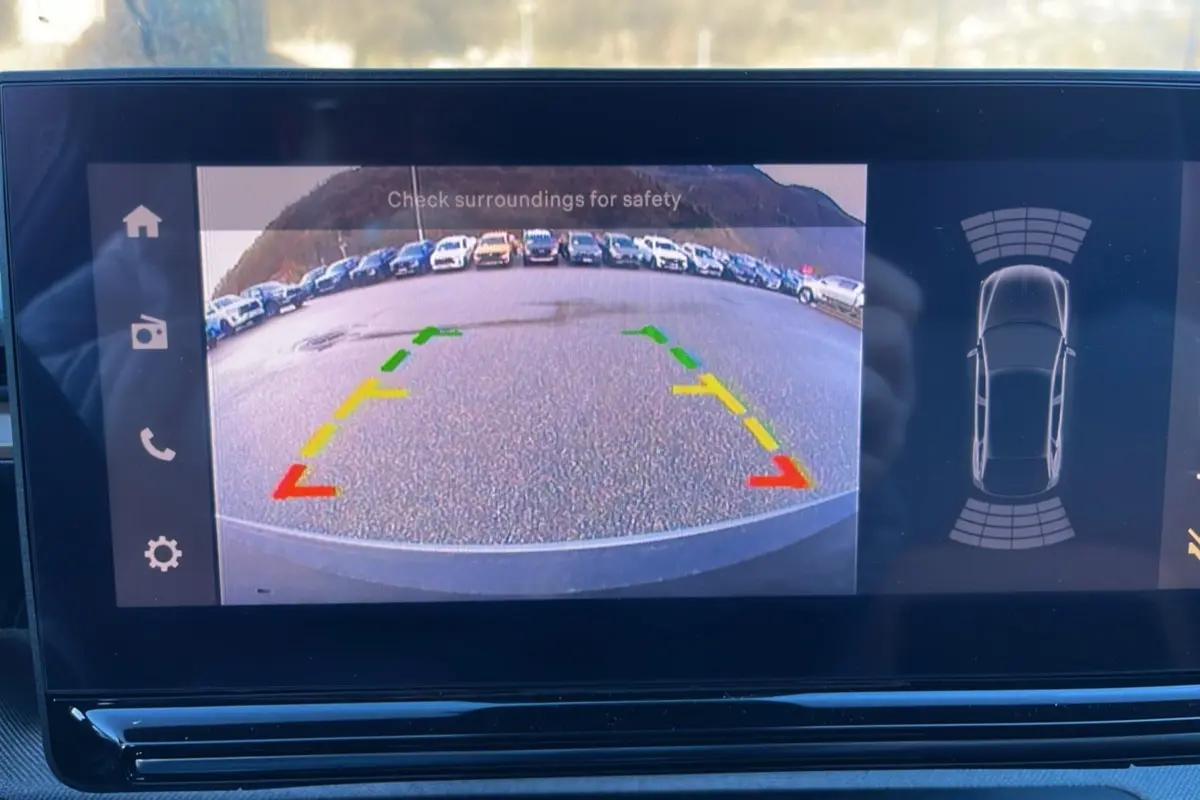 Écran tactile intérieur montrant la caméra de recul et l'aide au stationnement du Citroën C3 Aircross noir perla nera.