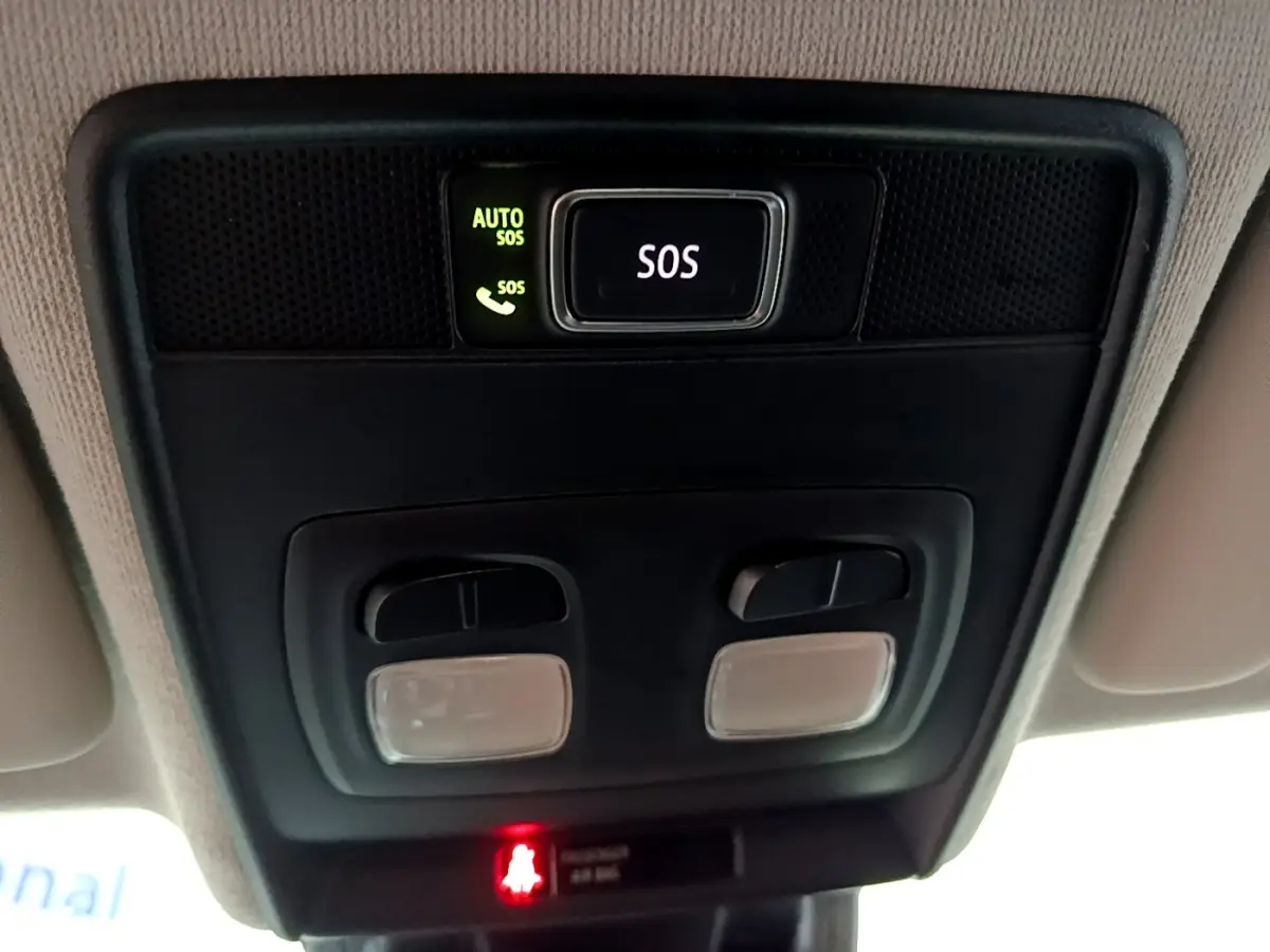 Vue en gros plan du plafonnier intérieur avec bouton SOS et éclairages dans une Renault Clio blanche 2021.
