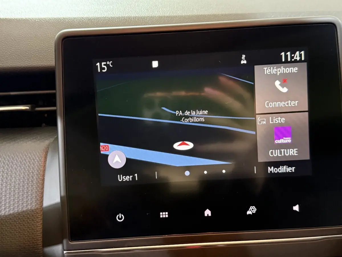 Écran tactile central de navigation 7 pouces dans Renault Clio Business blanc, affichant carte et options téléphone.