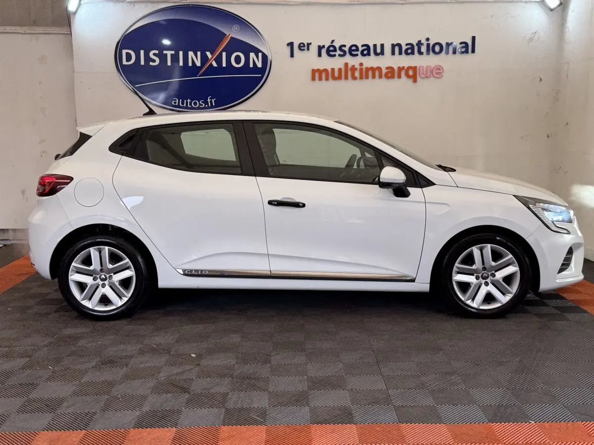 Profil droit d'une Renault Clio Business blanche de 2020, avec jantes alliage et feux arrière LED visibles.