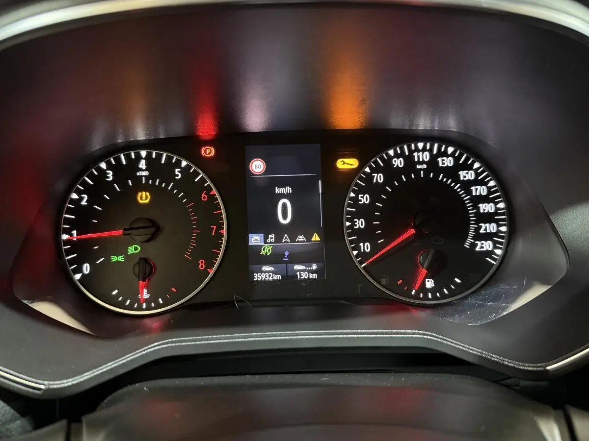 Vue rapprochée du tableau de bord numérique de la Renault Clio Business blanche, affichant la vitesse à 0 km/h.