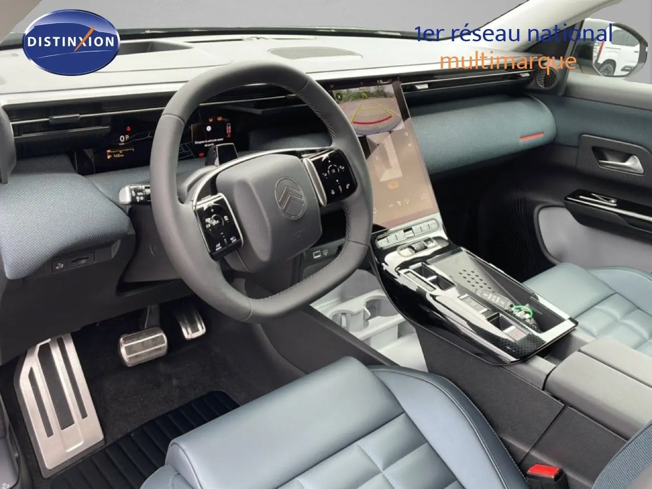Vue intérieure avant du Citroën C5 Aircross 2026, mettant en valeur le volant multifonction et la console centrale moderne.