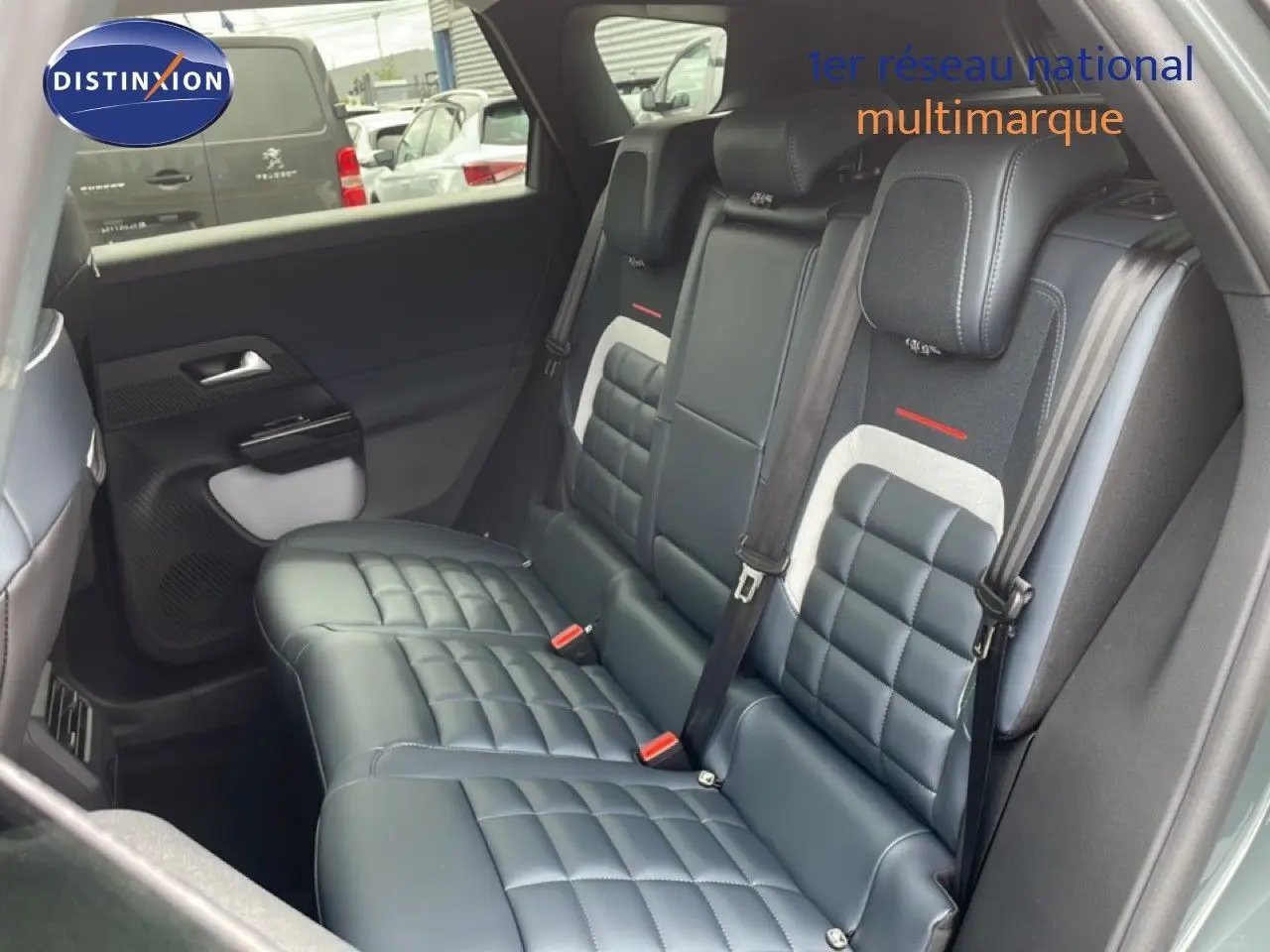 Vue intérieure côté droit des sièges arrière en cuir noir et tissu gris du Citroën C5 Aircross vert Astoria 2026.