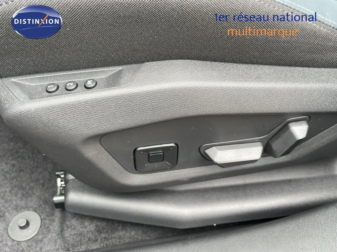 Gros plan sur les commandes électriques du siège conducteur du Citroën C5 Aircross 2026, finition tissu noir.