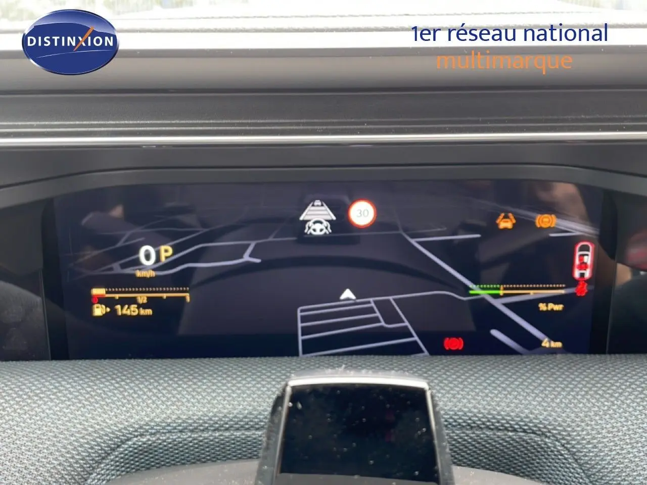 Tableau de bord numérique du Citroën C5 Aircross 1.2 Hybrid 145ch 2026, affichage de navigation et indicateurs de conduite.
