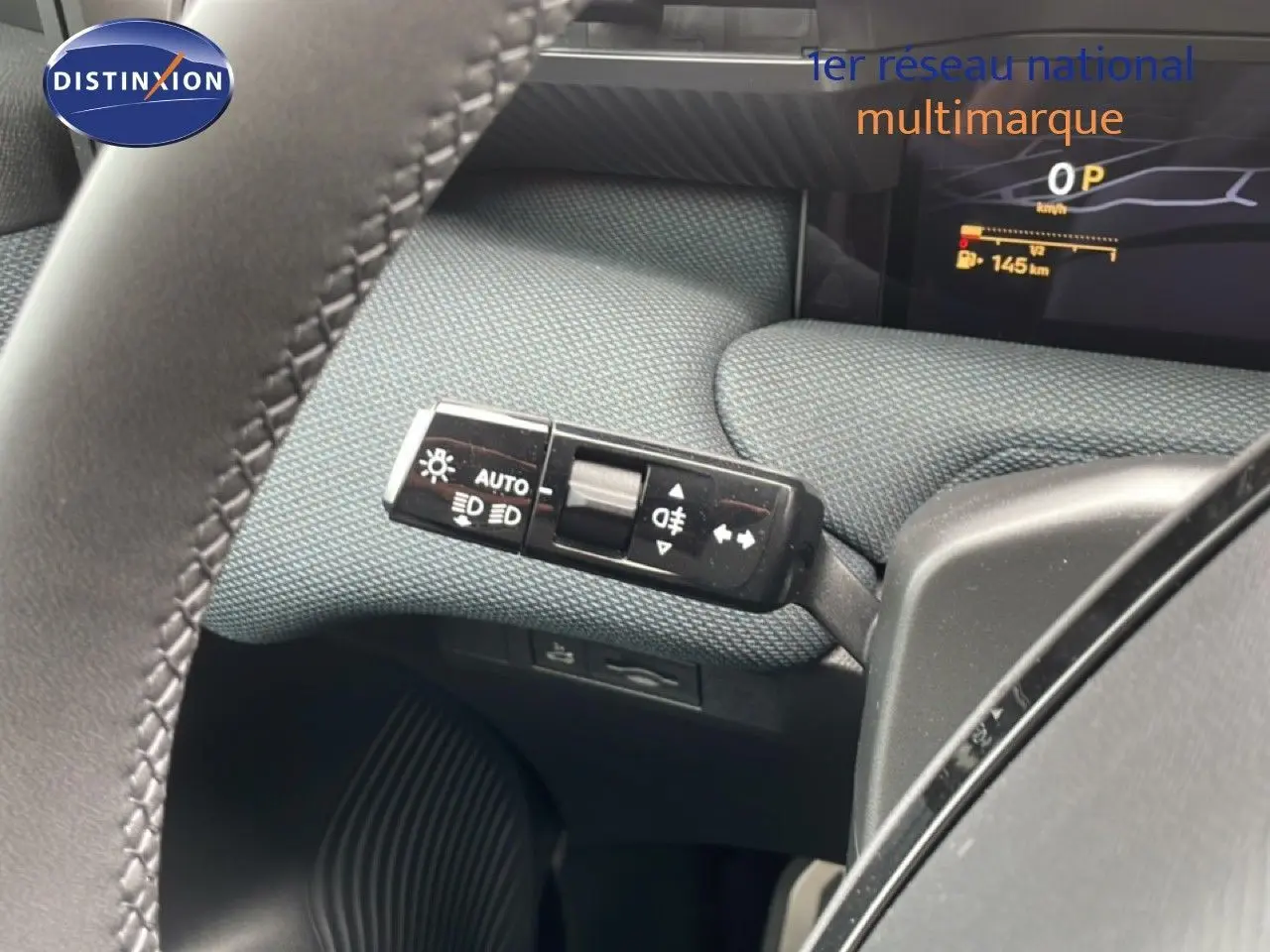Gros plan sur la commande des phares à gauche du volant dans l’habitacle gris du Citroën C5 Aircross 2026.