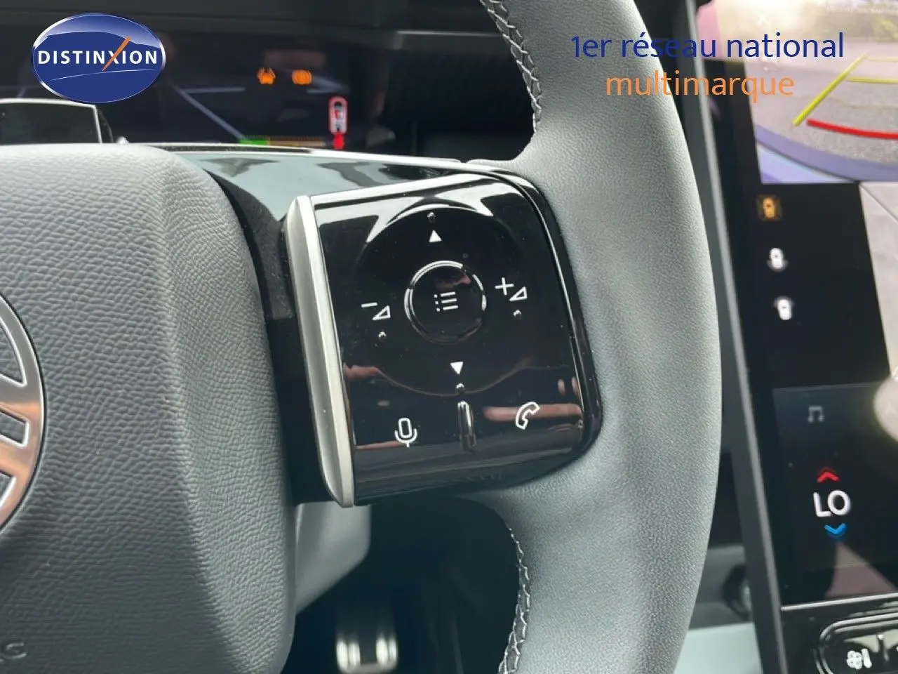 Gros plan sur le volant gris noir du Citroën C5 Aircross 2026, montrant les commandes tactiles à droite du volant.