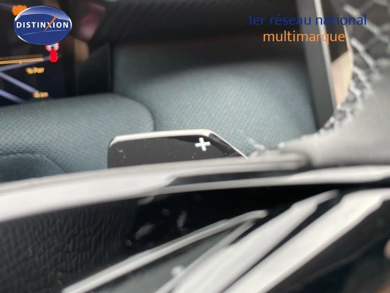 Gros plan sur la palette de changement de vitesse côté droit dans l’habitacle du Citroën C5 Aircross vert Astoria 2026.
