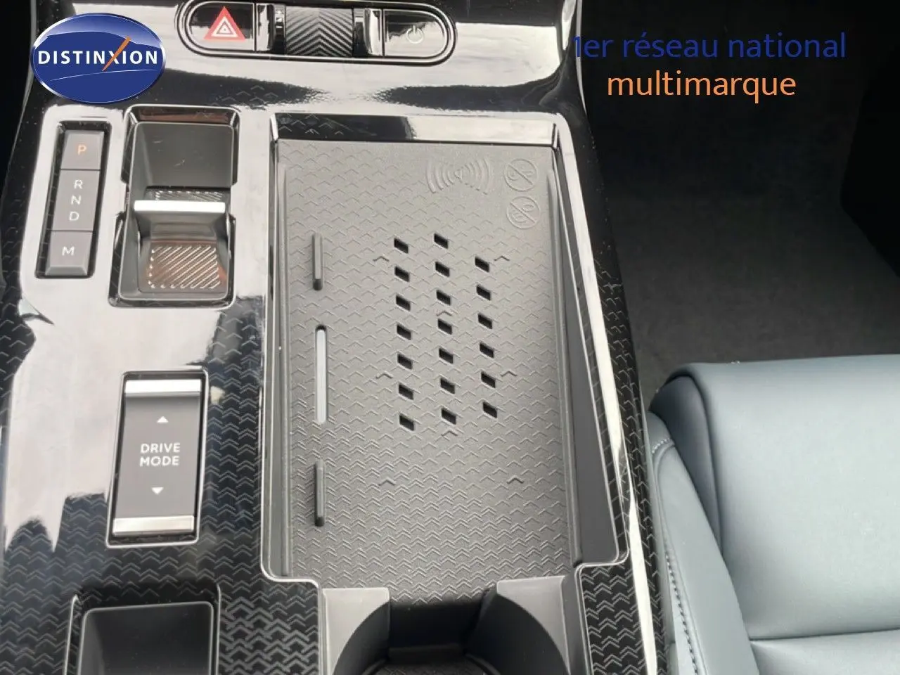 Gros plan sur la console centrale noire brillante du Citroën C5 Aircross 1.2 Hybrid avec pavé tactile et commandes de boîte auto.