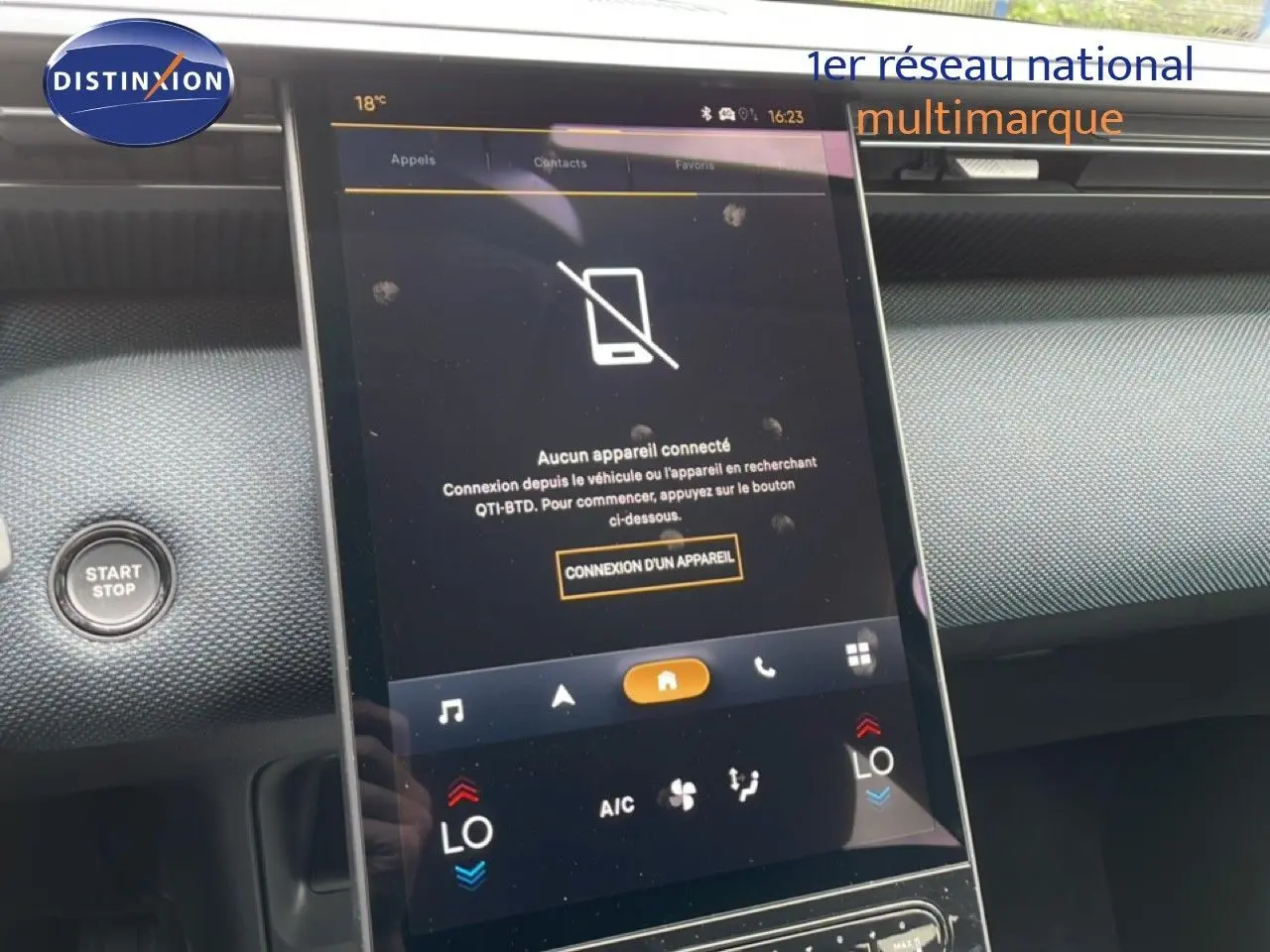 Vue rapprochée de l’écran tactile central du Citroën C5 Aircross 2026, affichant l’interface de connexion sans appareil.