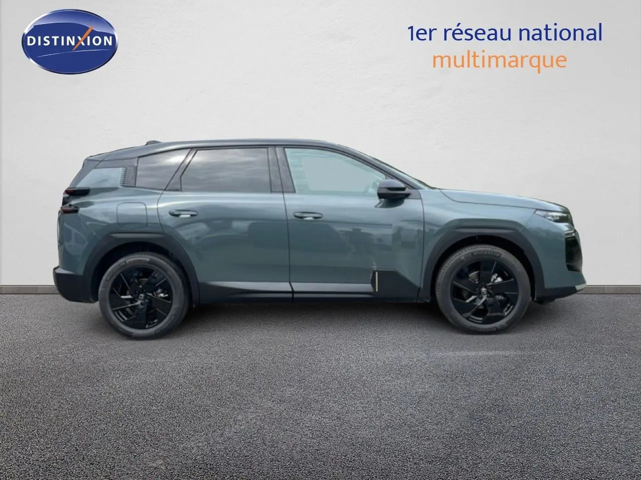 Vue de profil côté gauche d'un Citroën C5 Aircross 1.2 Hybrid 145ch vert Astoria métallisé avec jantes noires.