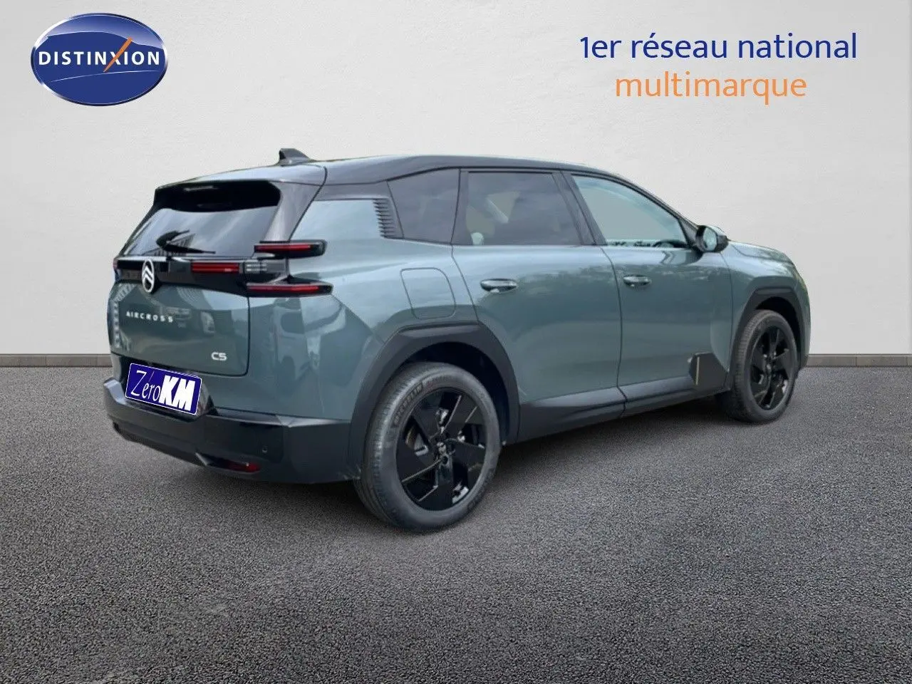Vue 3/4 arrière droite d'un Citroën C5 Aircross 2026 vert Astoria métallisé avec jantes noires et toit noir contrasté.