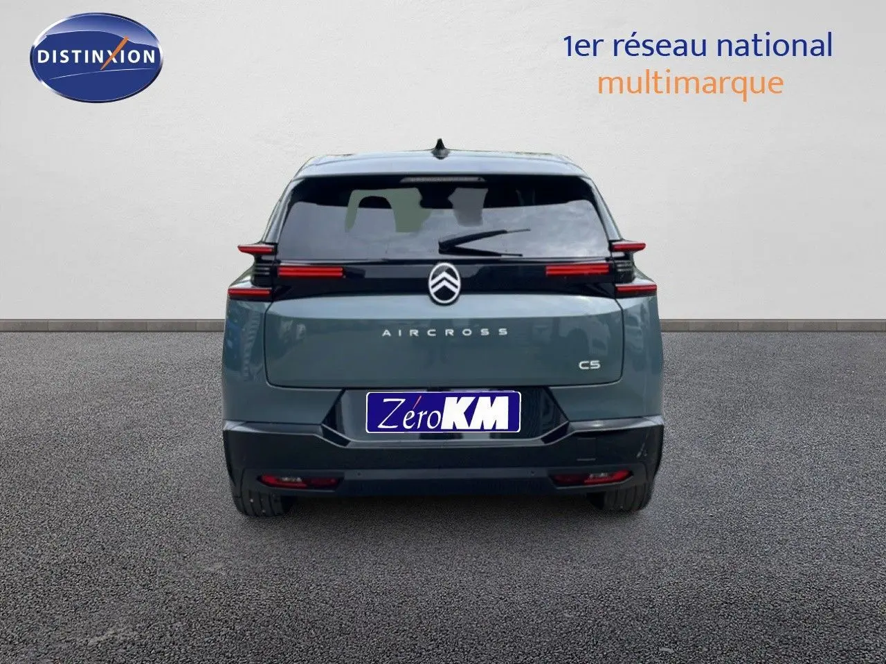 Vue arrière d'un Citroën C5 Aircross 2026 vert Astoria Metal avec feux LED horizontaux et logo central.