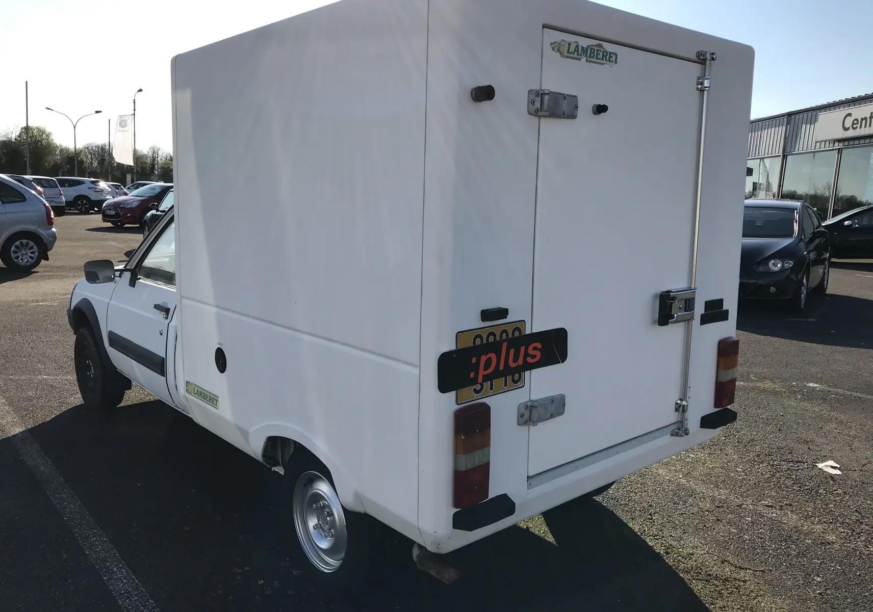 Vue 3/4 arrière droite d'un utilitaire blanc Citroën C15 Isotherm de 1997 avec caisse frigorifique et logo Lamberet.