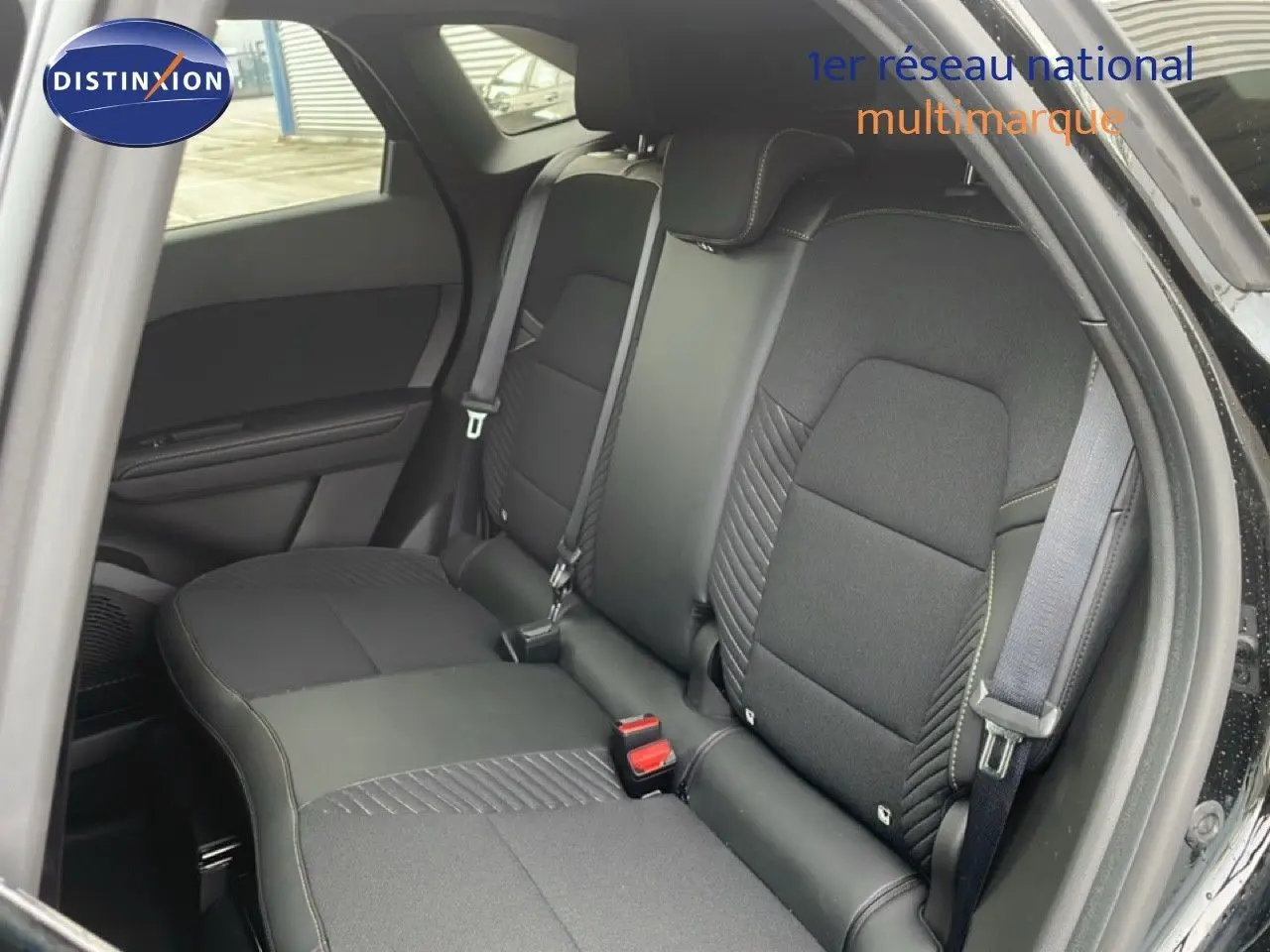 Vue intérieure montrant les sièges arrière noirs en tissu et cuir du Renault Symbioz 2025 côté droit ouvert.