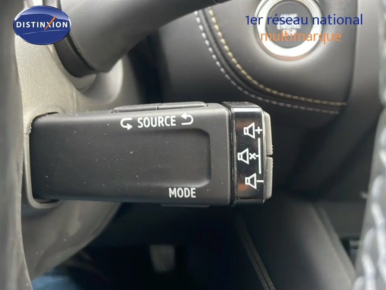 Gros plan sur la commande audio au volant du Renault Symbioz noir étoile métal, finition Iconic 2025 hybride essence.