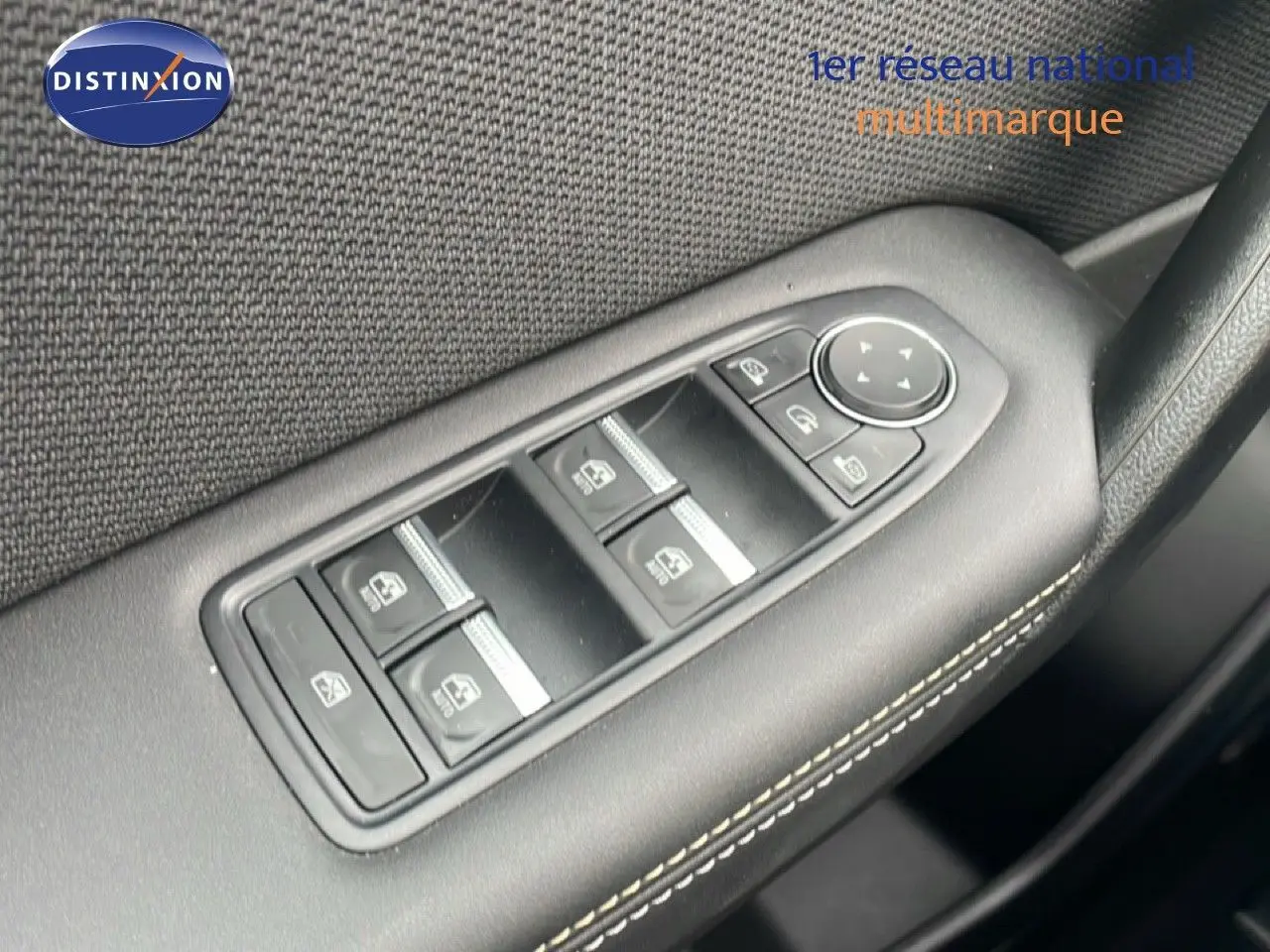 Commande des vitres électriques et réglage des rétroviseurs sur la porte côté gauche d'une Renault Symbioz noire 2025.