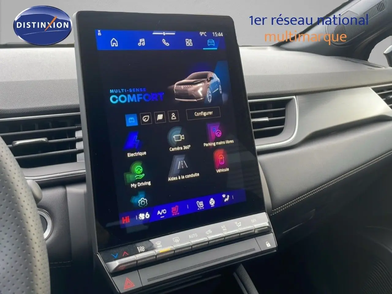 Vue intérieure du tableau de bord du Renault Symbioz noir étoile métal, avec écran tactile central vertical affichant les options de conduite.