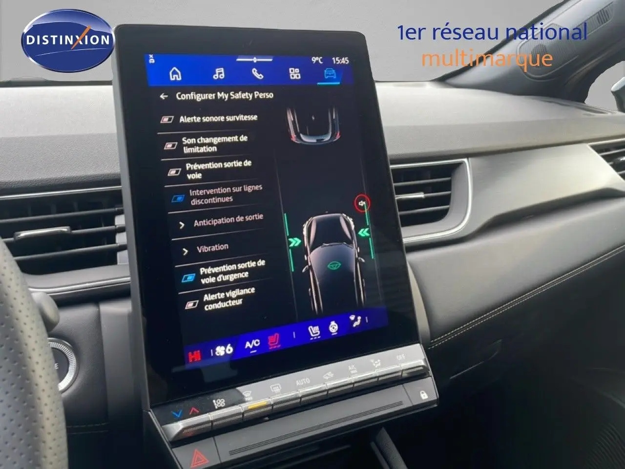 Écran tactile central du tableau de bord de la Renault Symbioz 2025, affichant les options de sécurité active.