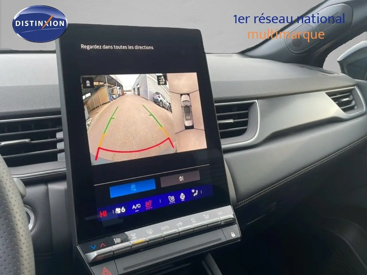 Vue intérieure du tableau de bord de la Renault Symbioz noire, écran tactile affichant la caméra de recul et les commandes climatiques.