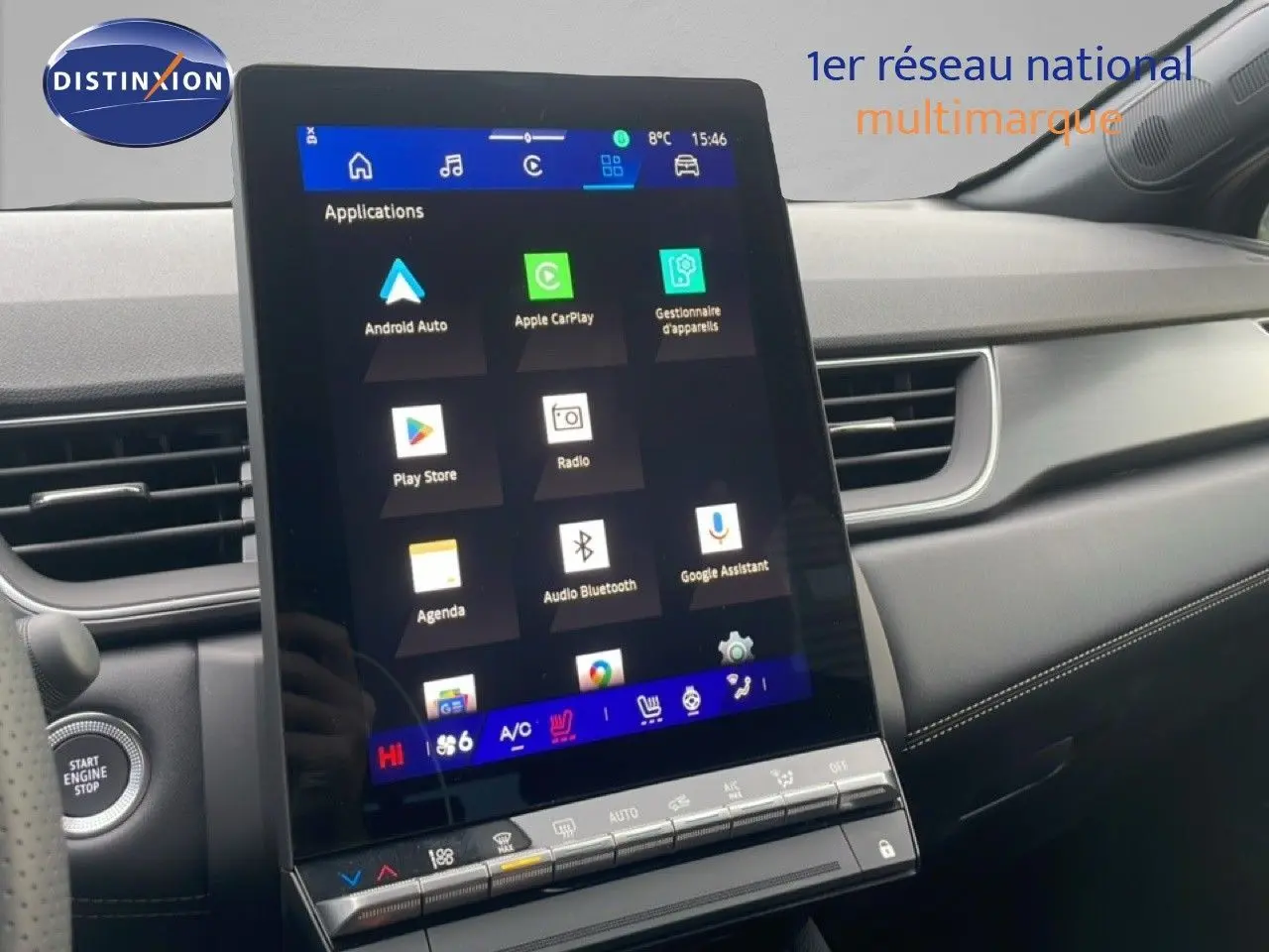 Écran tactile central vertical affichant les applications dans l’habitacle moderne du Renault Symbioz noir étoile métal.