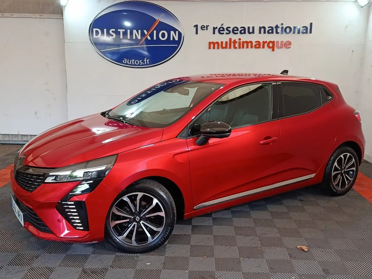 Renault Clio Techno TCe 90 rouge vue 3/4 avant droit, avec jantes alliage et feux LED distinctifs.