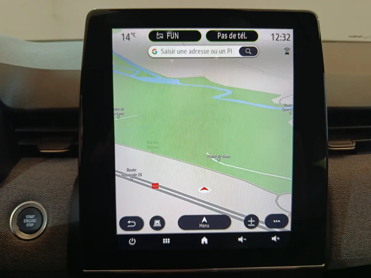 Écran tactile central affichant la navigation GPS de la Renault Clio Techno TCe 90, bouton démarrage visible à gauche.