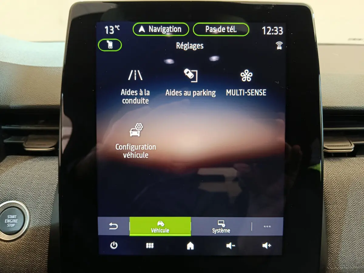 Écran tactile central de la Renault Clio Techno TCe 90 2024 affichant les réglages d’aides à la conduite et au parking.
