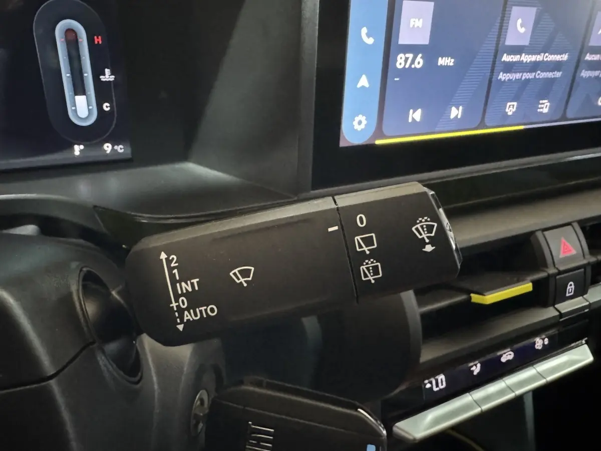 Gros plan sur la commande d’essuie-glace à gauche du volant dans l’habitacle du Fiat Grande Panda marron 2025.