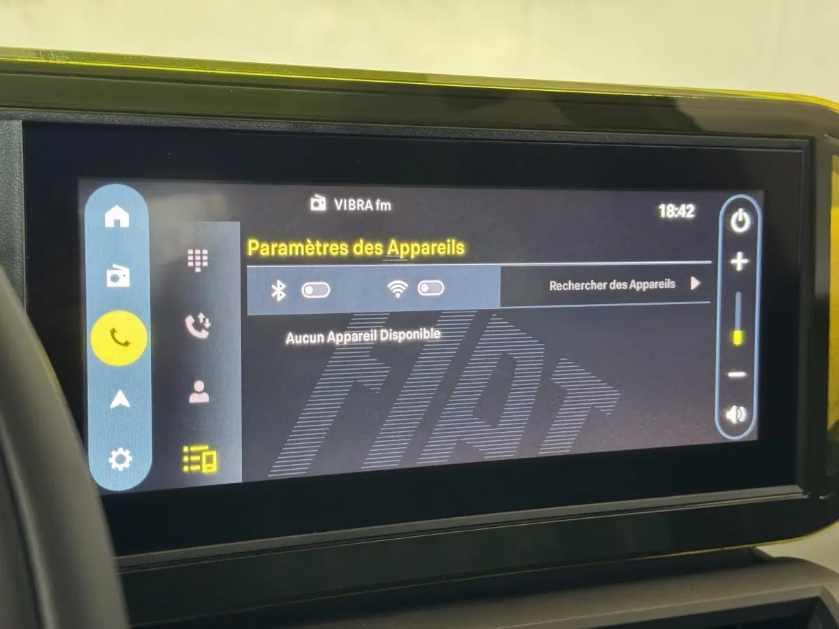 Écran tactile central de la Fiat Grande Panda 1.2 Hybrid 2025 affichant les paramètres Bluetooth et Wi-Fi.