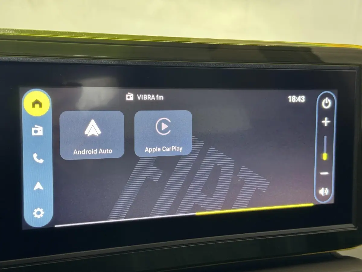 Écran tactile central de la Fiat Grande Panda 1.2 Hybrid 2025 affichant Android Auto et Apple CarPlay.