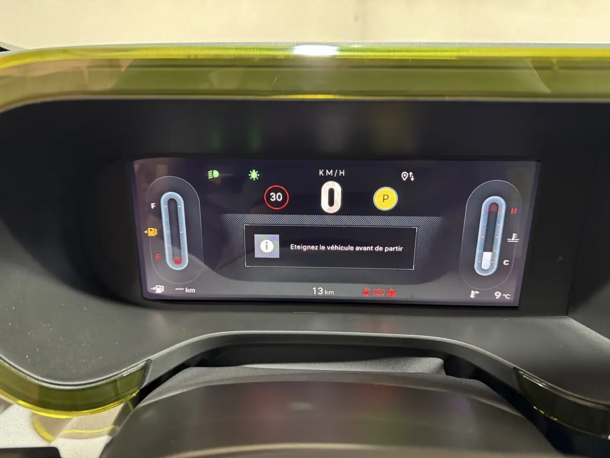 Tableau de bord numérique de la Fiat Grande Panda 1.2 Hybrid, affichage multifonctions avec vitesse et alertes visibles.