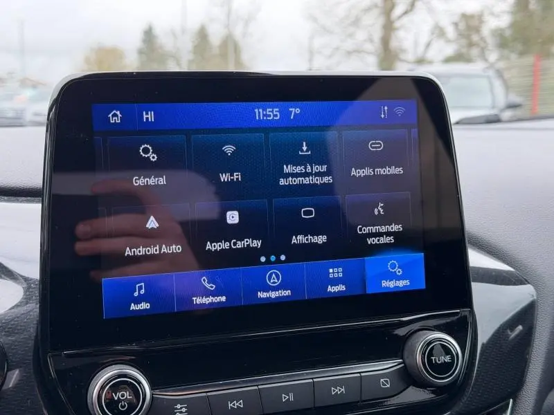 Écran tactile central du Ford Puma 2024 gris Solar, affichant le menu des réglages connectés.