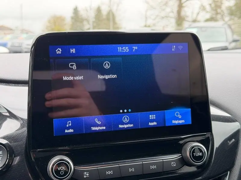 Écran tactile central du Ford Puma 2024 affichant les options de navigation et réglages, intérieur noir.