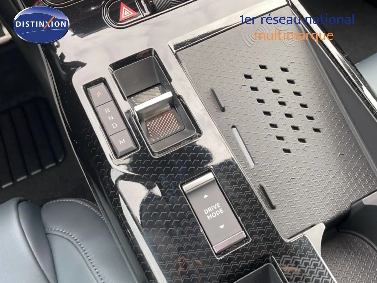 Gros plan sur la console centrale noire brillante du Citroën C5 Aircross 1.2 Hybrid avec sélecteur de vitesse et bouton Drive Mode.