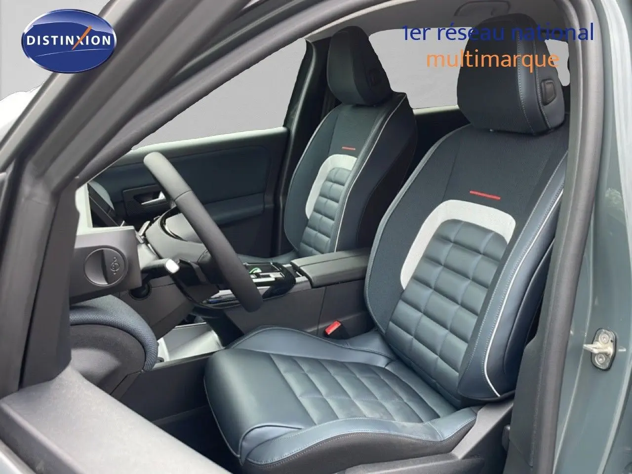 Vue intérieure côté conducteur du Citroën C5 Aircross 2026, sièges en cuir noir et tissu gris, portière ouverte vert Astoria Metal.