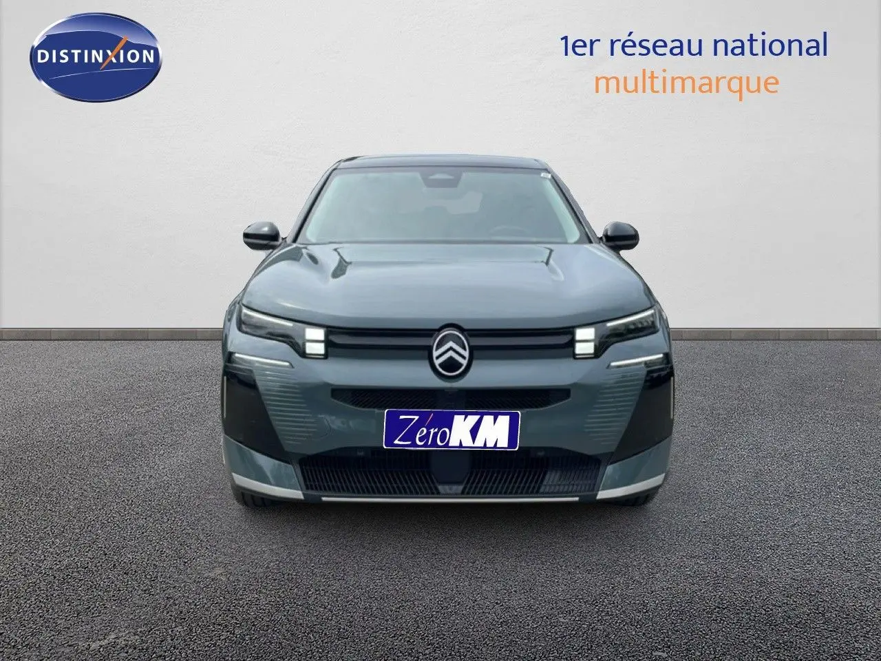 Vue de face du Citroën C5 Aircross 2026 vert Astoria Metal avec signature lumineuse distinctive et calandre épurée.